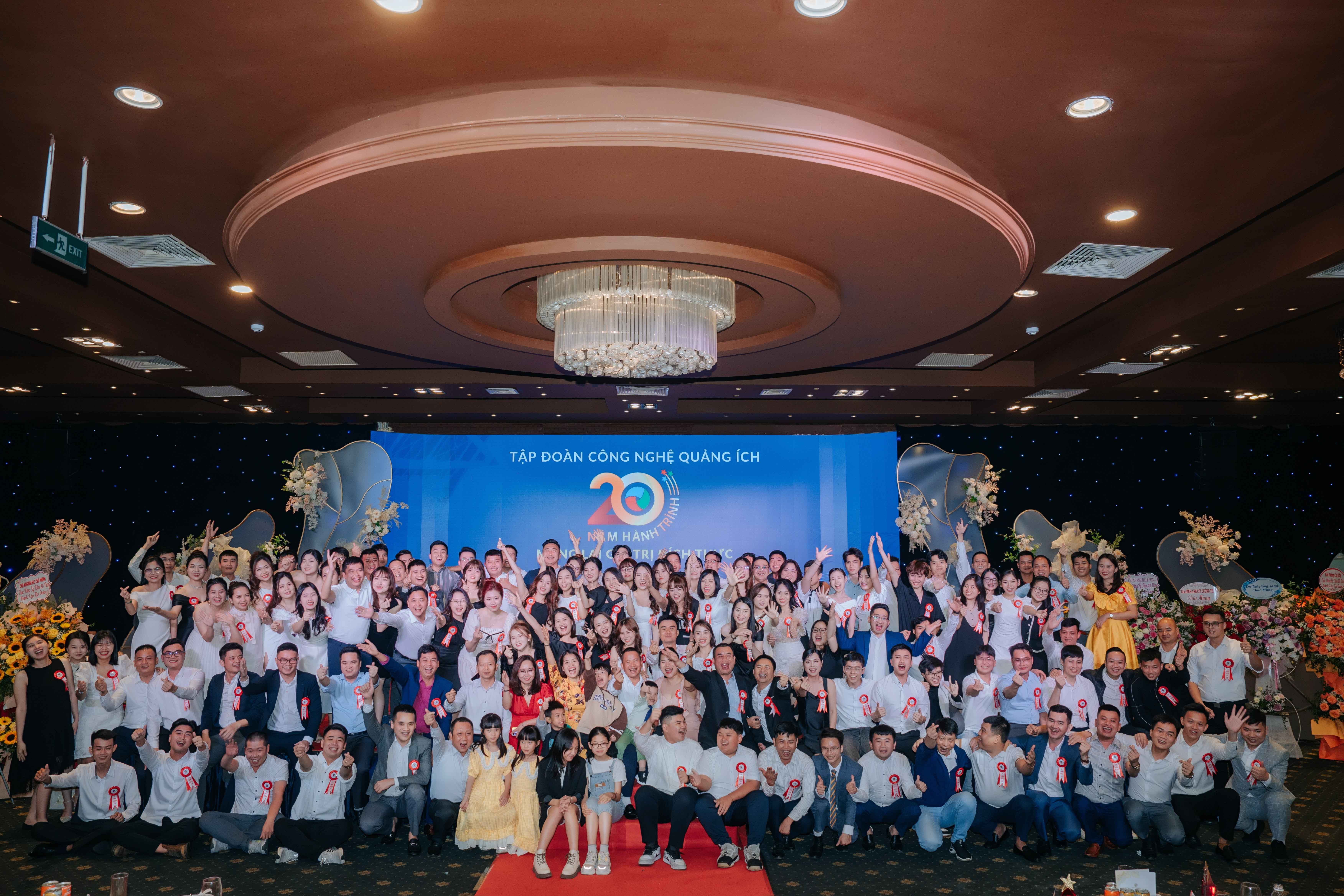 Tập thể Quảng Ích tham dự gala kỷ niệm 20 năm thành lập